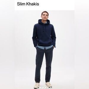NWT  Gap Men’s Navy Slim Khakis